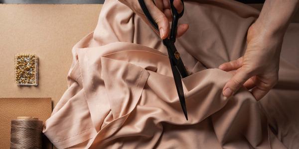 Zijde naaien voor beginners: 10 trucs om je machine van deze stof te laten houden