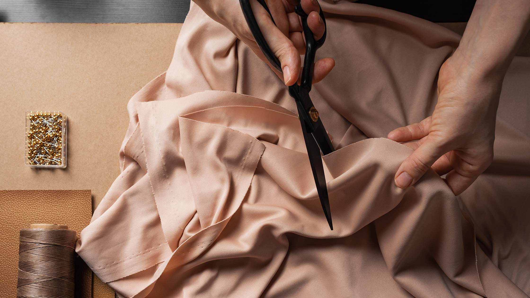 Zijde naaien voor beginners: 10 trucs om je machine van deze stof te laten houden